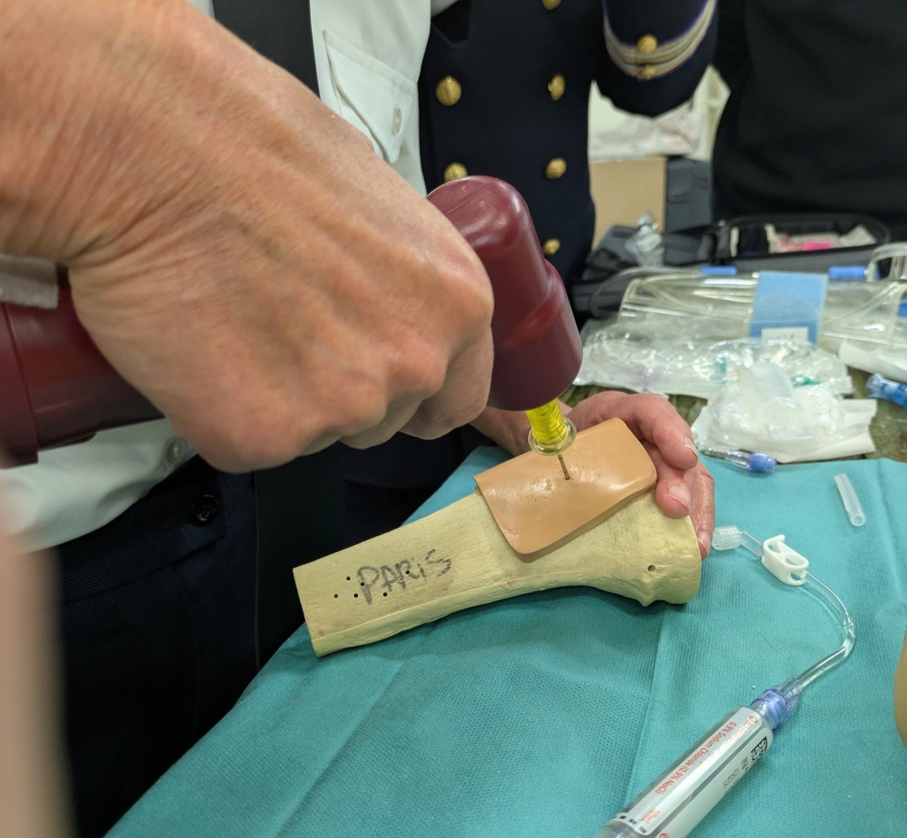 Geste technique réalisé sur un simulateur pendant un atelier pratique