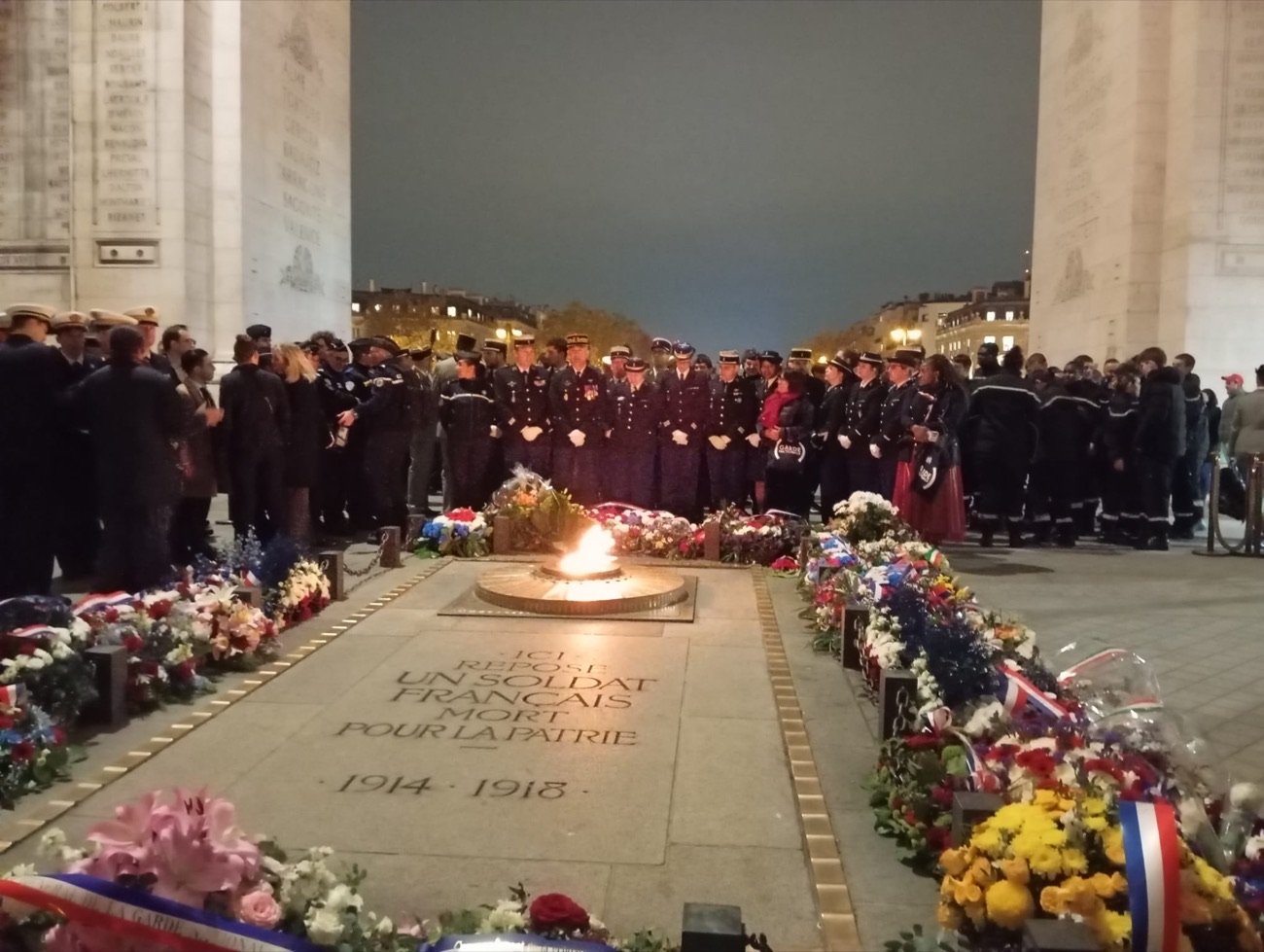 Cérémonie commémorative sous l’Arc de Triomphe