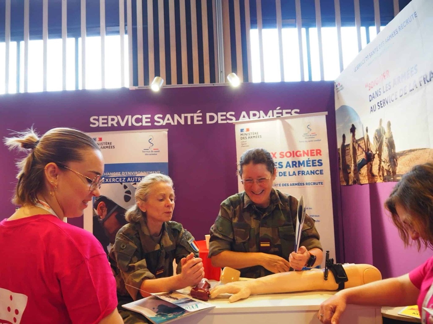 Échange autour d’une démonstration sur un espace du Service de santé des armées