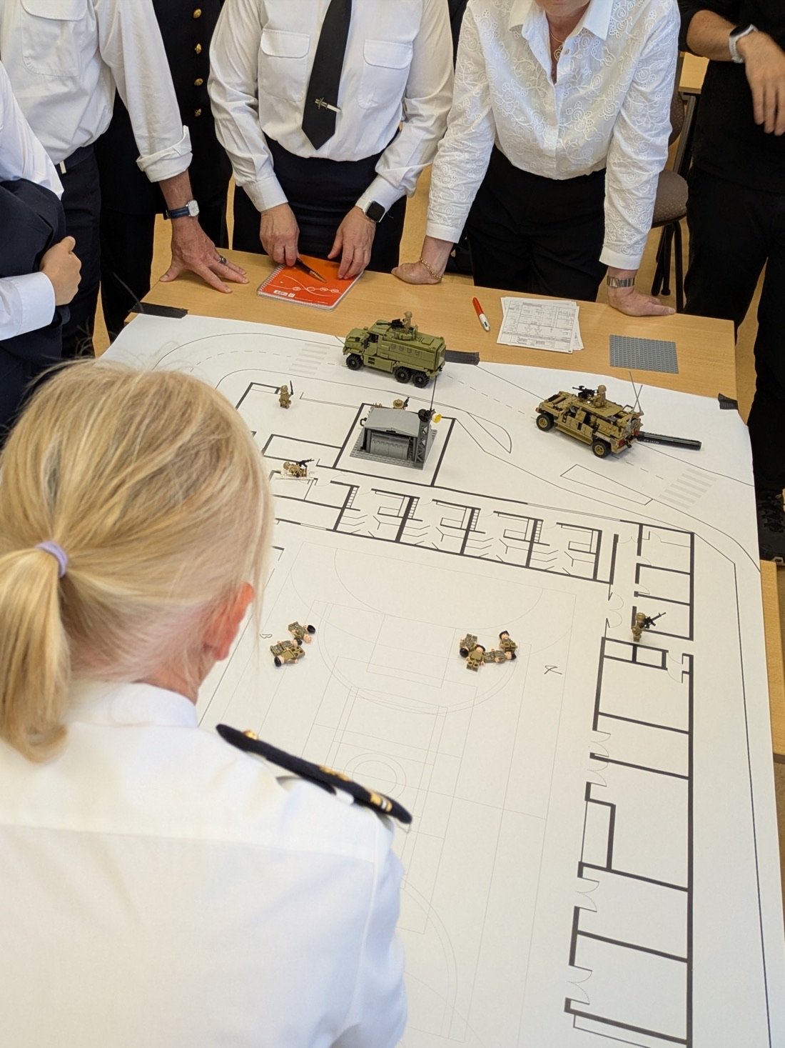 Participants réunis autour d’un exercice de simulation sur table